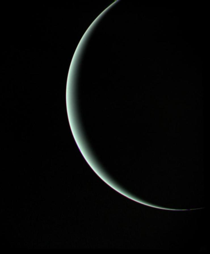 Urano creciente visto por Voyager 2 en su viaje a Neptuno.