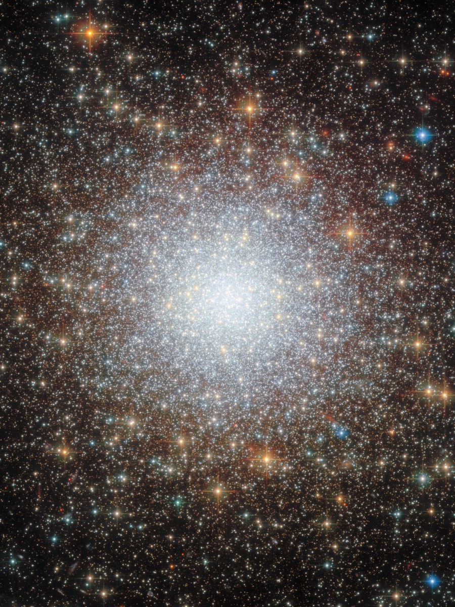 NGC 2210: un cúmulo en la nube