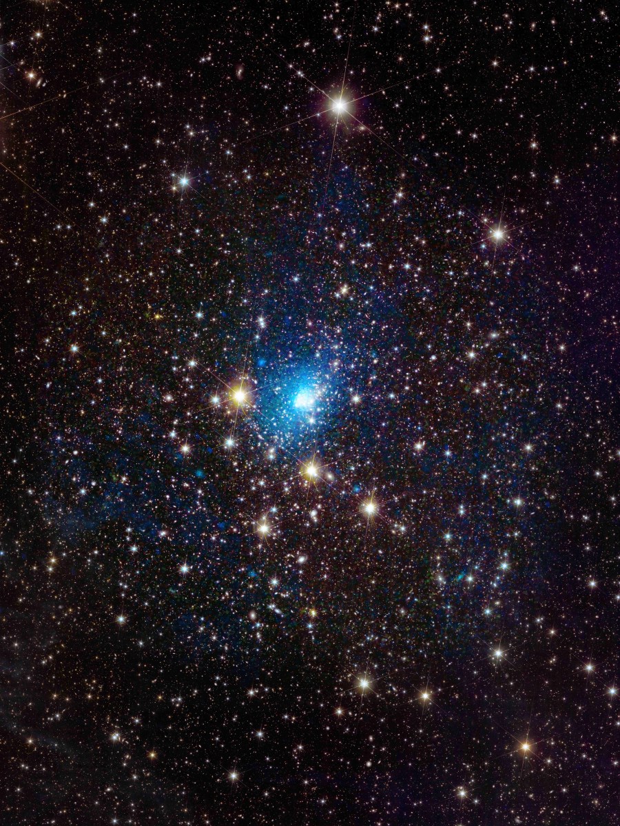 Un cúmulo galáctico rodeado por gas a millones de grados celsius