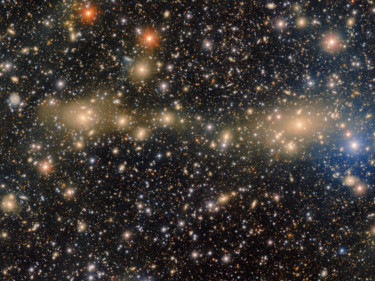 Un puente de luz estelar revela la violenta fusión de dos cúmulos de galaxias