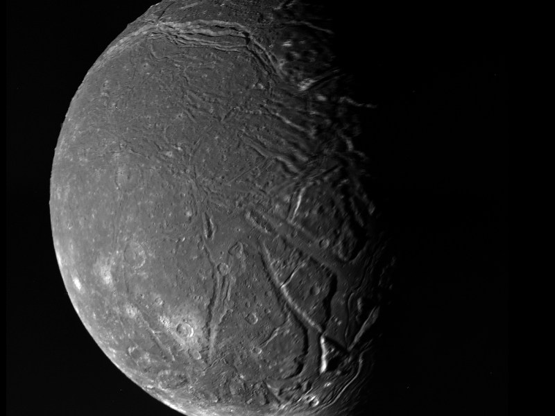 Ariel, un Océano Oculto Bajo su Hielo